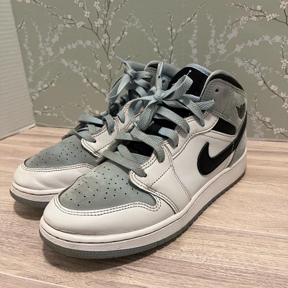 Nike Kids Sneakers in Gray and White